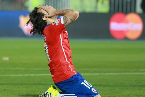 21.- Marcelo Díaz - Intentó dar respiro a la defensa, pero nunca tomó la posición correctamente ni se incorporó adecuadamente a la línea baja. Calificación: 6