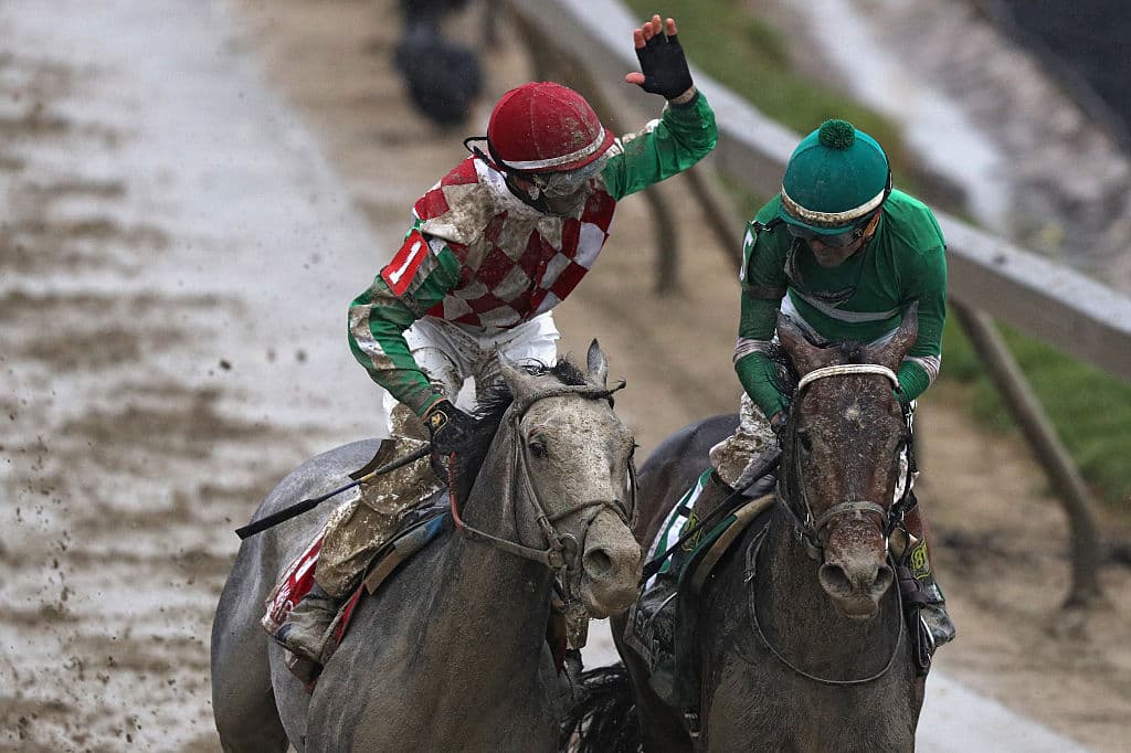 Kent Desormeaux of Exaggerator es felicitado tras cruzar la meta.