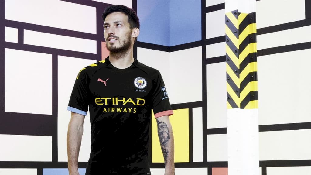 Manchester City ha anunciado sus nuevas playeras con Puma en su acuerdo por 10 años. La gran novedad es el uso del púrpura en el jersey local y la combinación de amarillo y rosa en el alterno, cuyo protagonista es el negro. Este convenio es el segundo más alto de la Premier con un total de 865 millones de dólares.