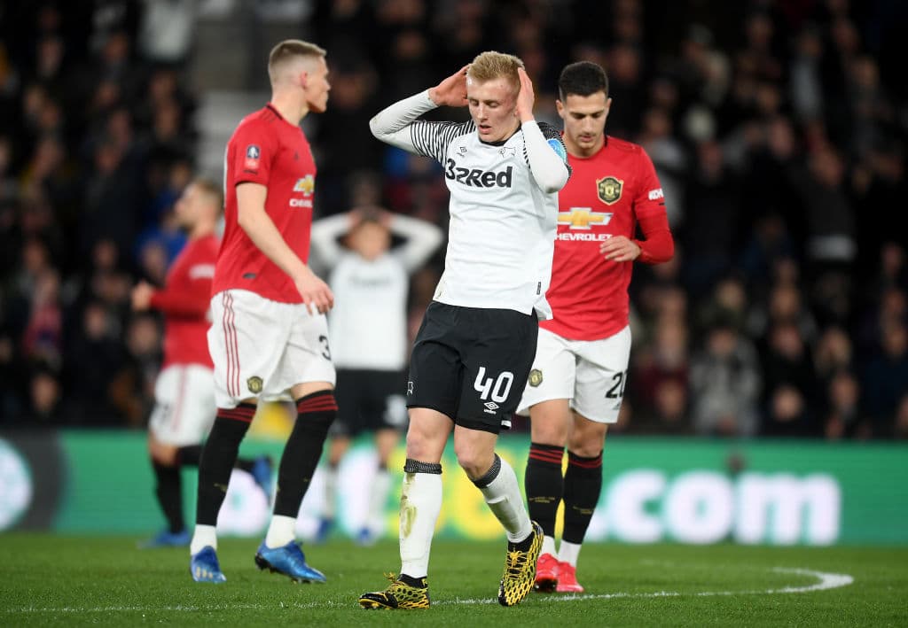 Rooney tuvo una oportunidad clarísima después del tiro libre, pero Romero salva la portería.