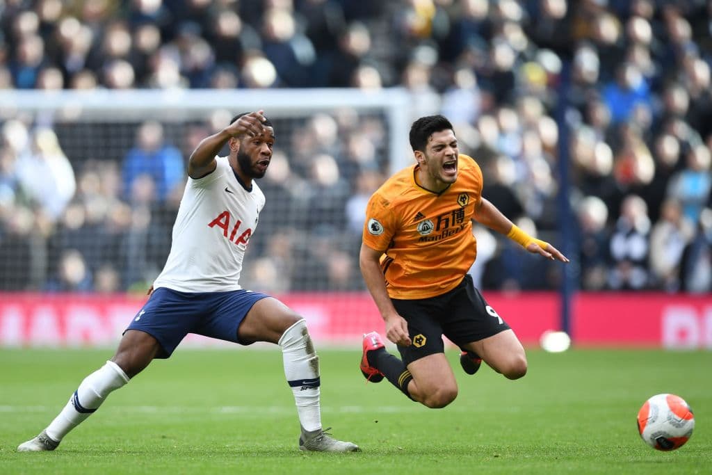 Japhet Tanganga comete falta a Raul Jimenez.