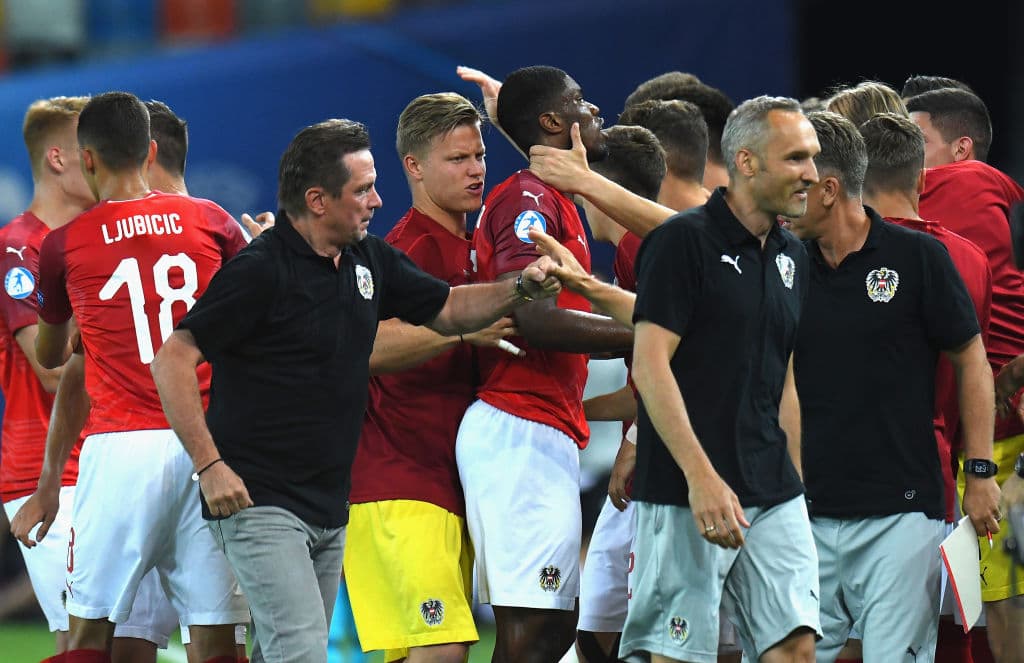 Y así festejaba Danso con sus compañeros el gol del empate muy poco después de que se puso abajo Austria.