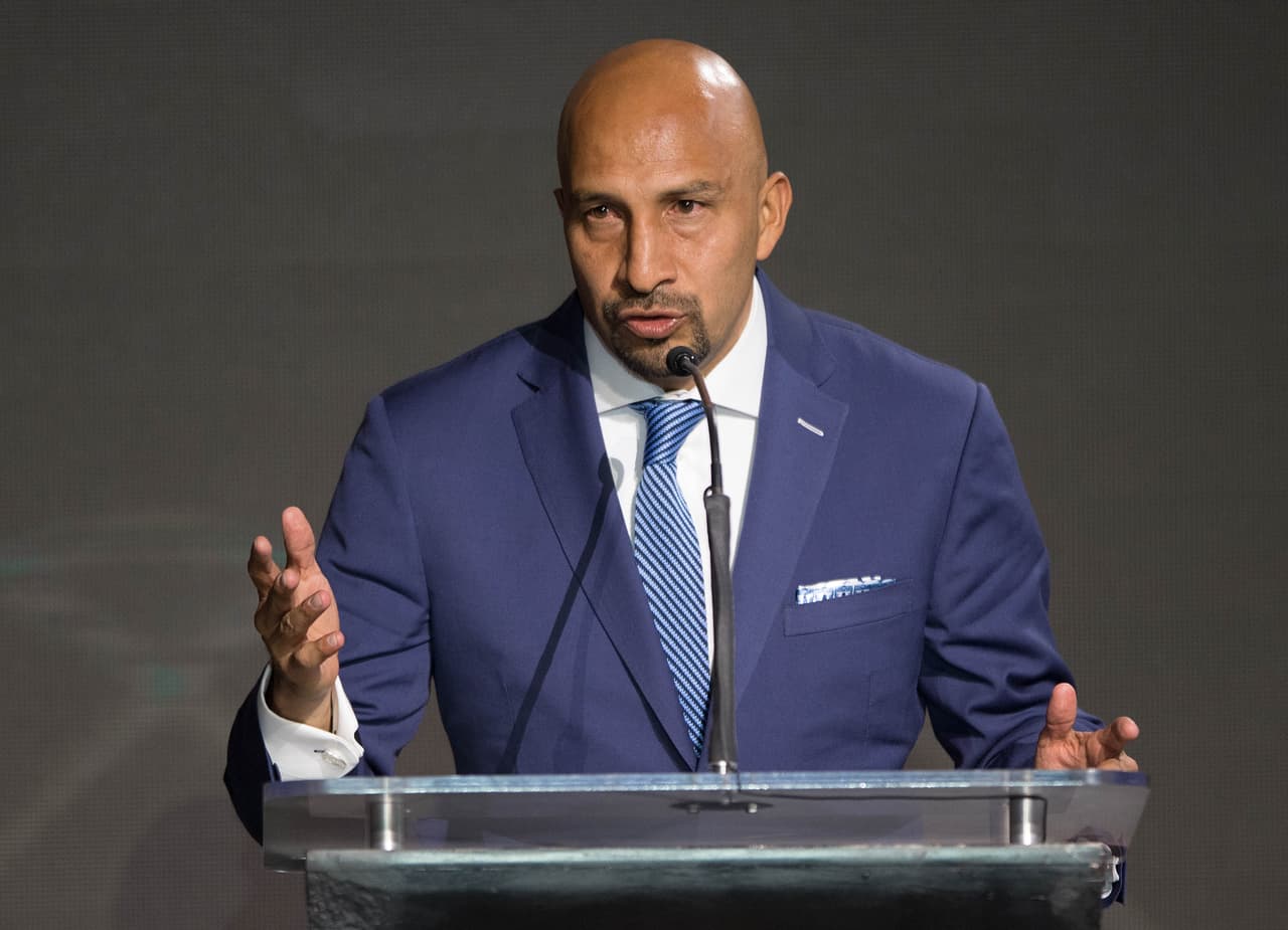 El arquero Óscar Pérez fue el ecanrgado de presentar a Ignacio Calderón como uno de los investidos en la jornada.