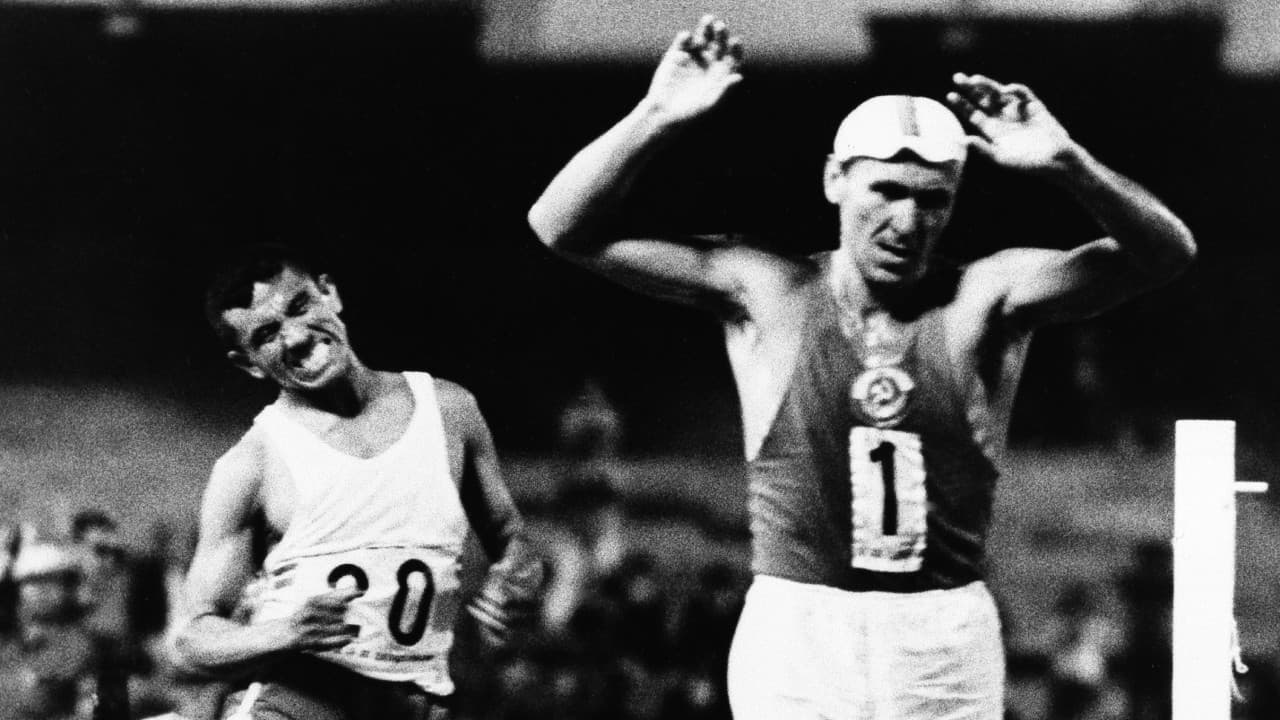 Pedraza (atrás) obtuvo la primera medalla olímpica mexicana en marcha.