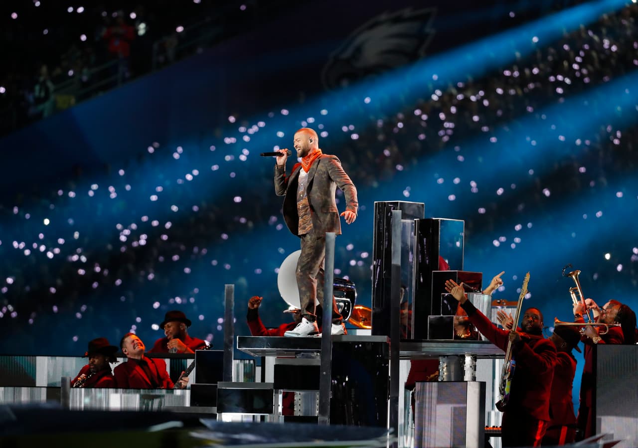 El popular cantante se presentó en el show de medio tiempo del partido entre New England Patriots y Philadelphia Eagles con sus éxitos de hoy y siempre.