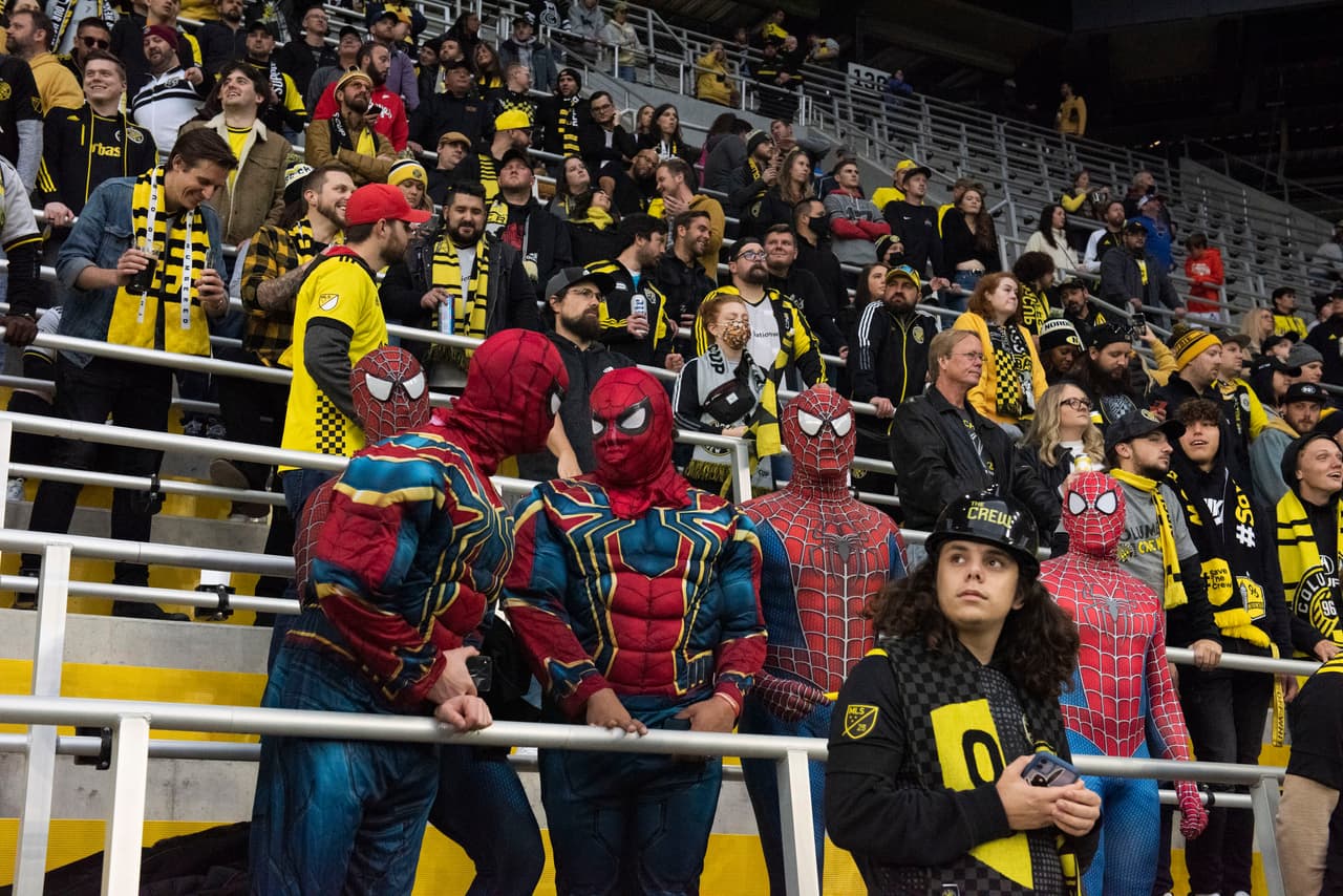 El estadio vio escenas curiosas, como esta 'convención' de Hombres Araña.
<br>