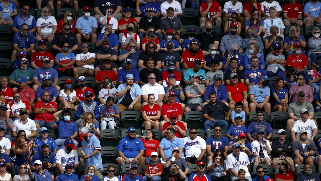 Aficionados llenan las gradas de la MLB en Texas pese al coronavirus