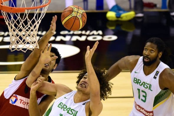 Varejao y Barbosa fueron dos de los jugadores más destacados por Brasil, uno en los rebotes y el otro en conseguir puntos.  