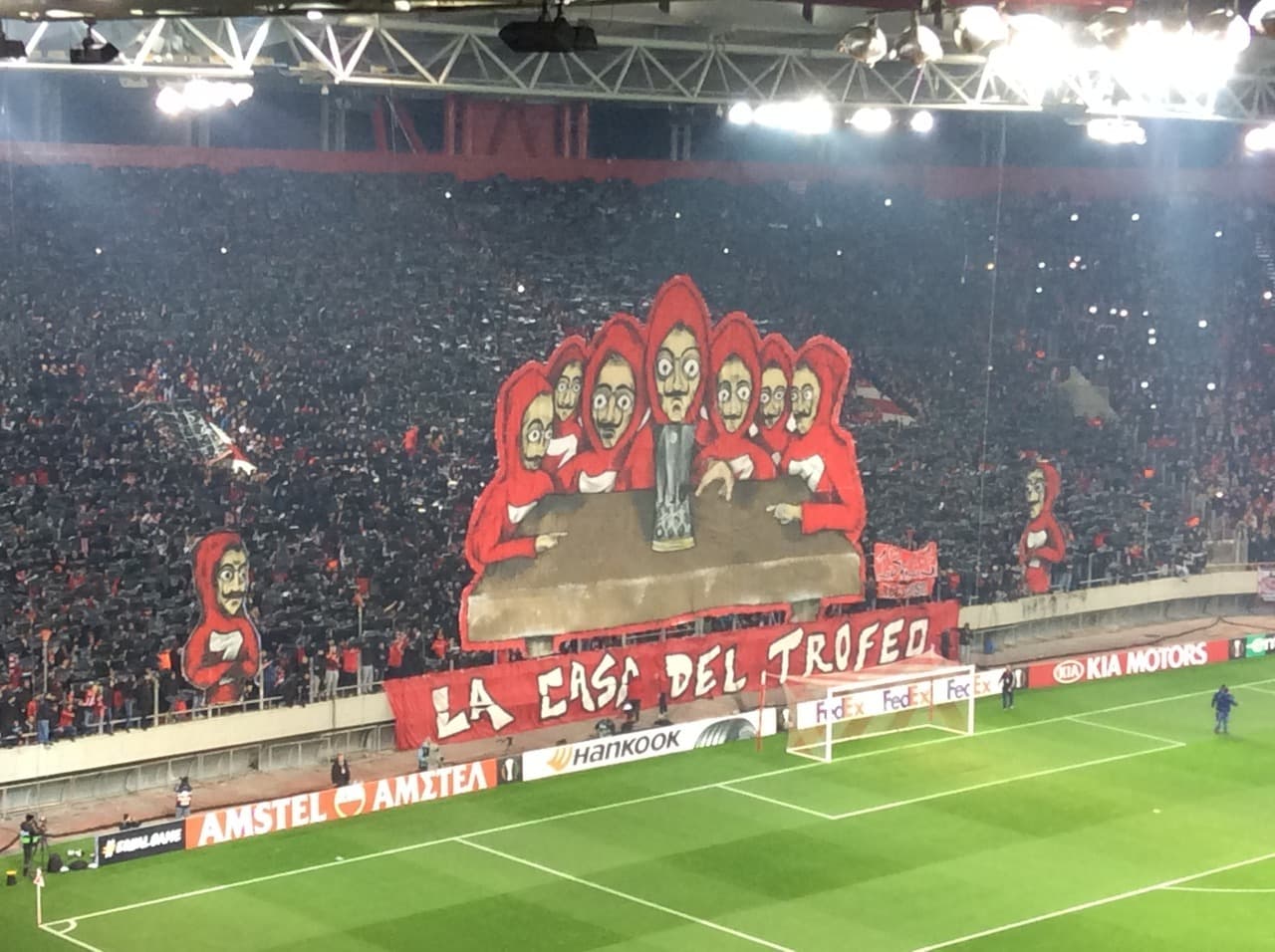 'La Casa del Trofeo' decía en español esa pancarta en la casa del Olympiacos, algo sorpresivo pues el idioma griego utiliza otro tipo de escritura, un detalle curioso.