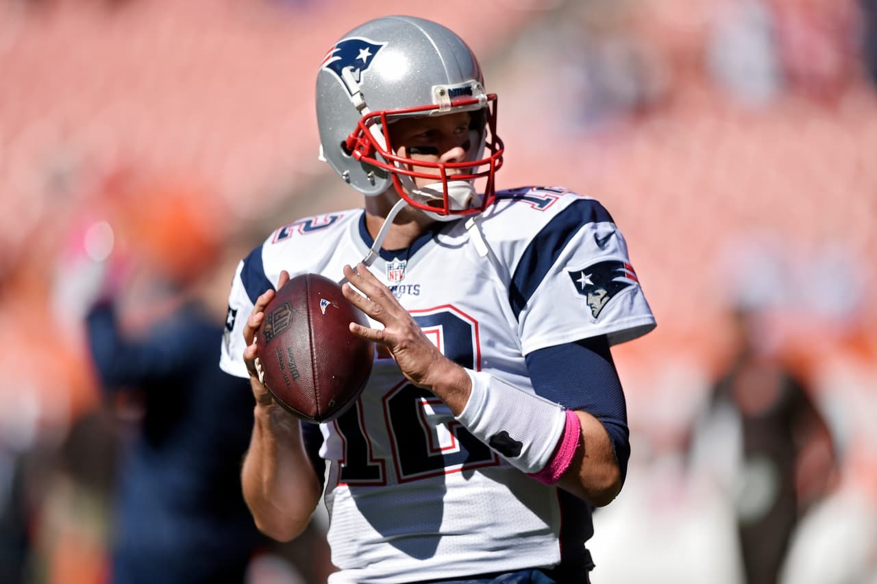 <b>Tom Brady – QB, New England Patriots </b>
<br>Regresó a la actividad tras la polémica suspensión por el 
<i>Deflategate</i> y lo hizo de forma soberbia. El futuro miembro del Salón de la Fama tuvo una tarde sublime en Cleveland consiguiendo completar 28 de 40 pases lanzados para un total de 406 yardas por aire y tres touchdowns. Brady brindó el desempeño más notable de toda la Semana 5 en la paliza contra los Browns.