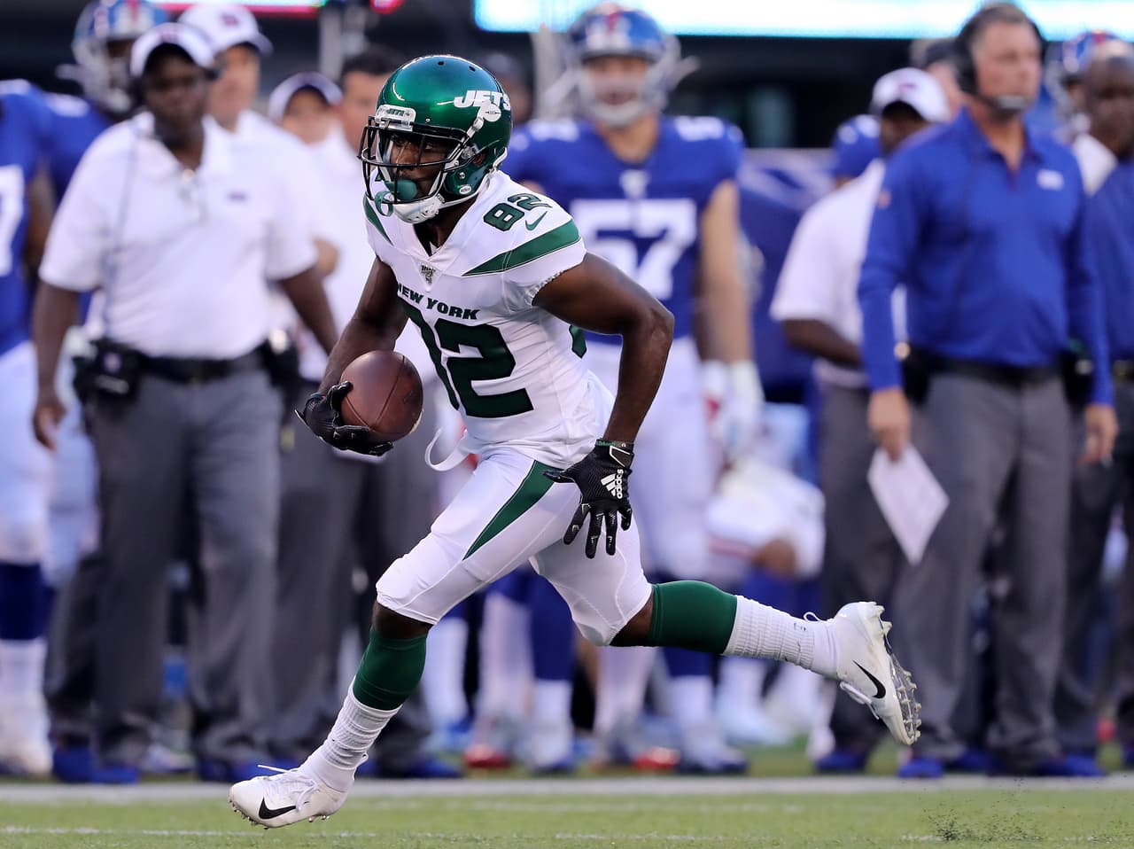 <b>1) Jamison Crowder, WR New York Jets</b>. La química que está desarrollando en la pretemporada con su quarterback Sam Darnold empieza a hacer que se le mire con interés. Aunque Robby Anderson y Quincy Enunwa son los dos primeros blancos de Darnold, está promediando una posición de reclutamiento de 181, nada mal para ser una tercera opción ofensiva de un equipo.