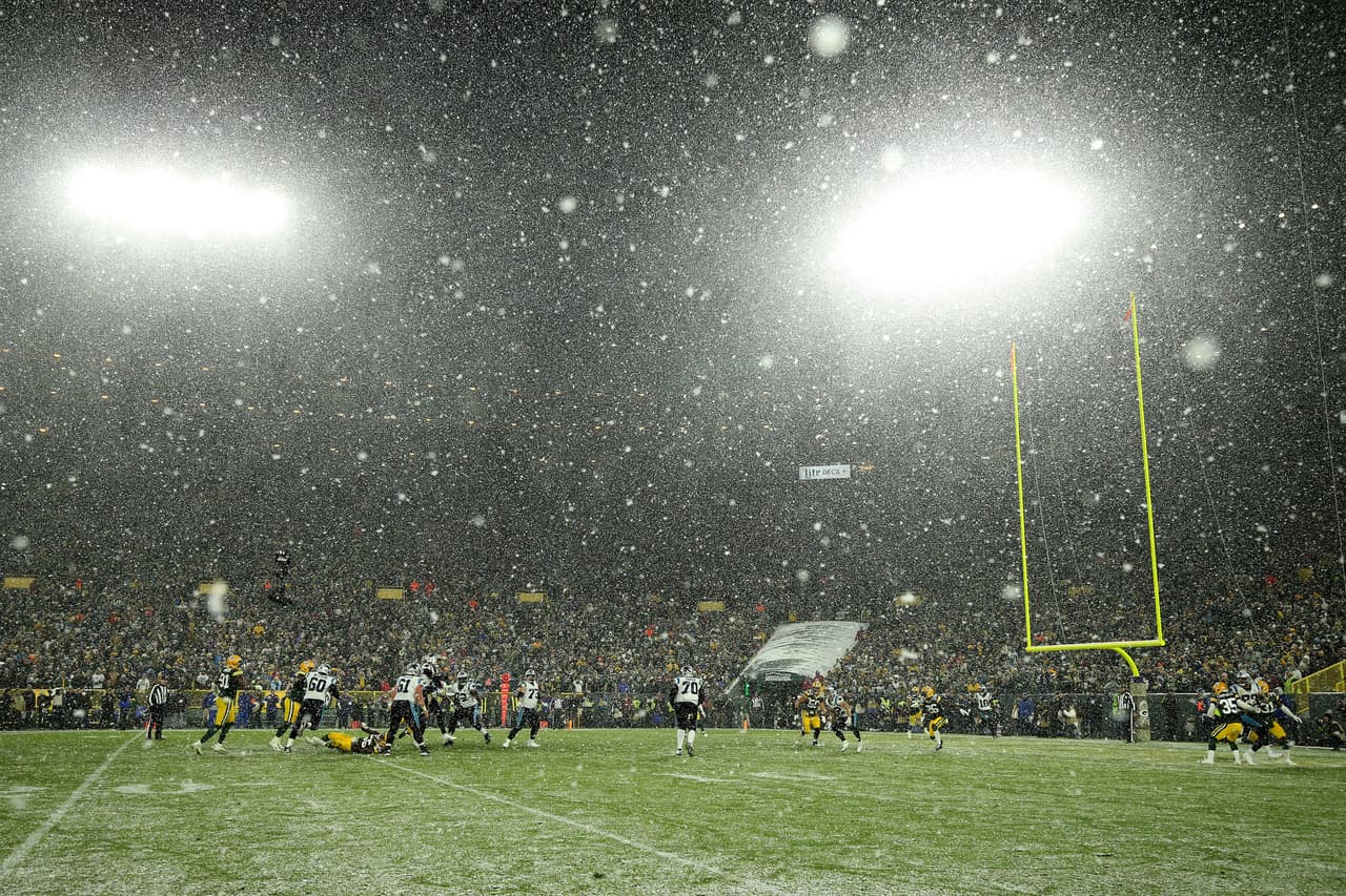 La primera nevada de la Temporada 100 de la NFL se presentó en Lambeau Field durante el juego entre Packers y Panthers.