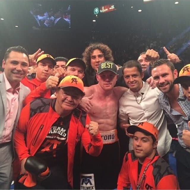 'Canelo', en esta foto del 2014 con varios integrantes de la selección mexicana, entre ellos 'Chicharito' Hernández, a quien criticó esta semana a partir de su frase de "imaginarse cosas chingonas".
