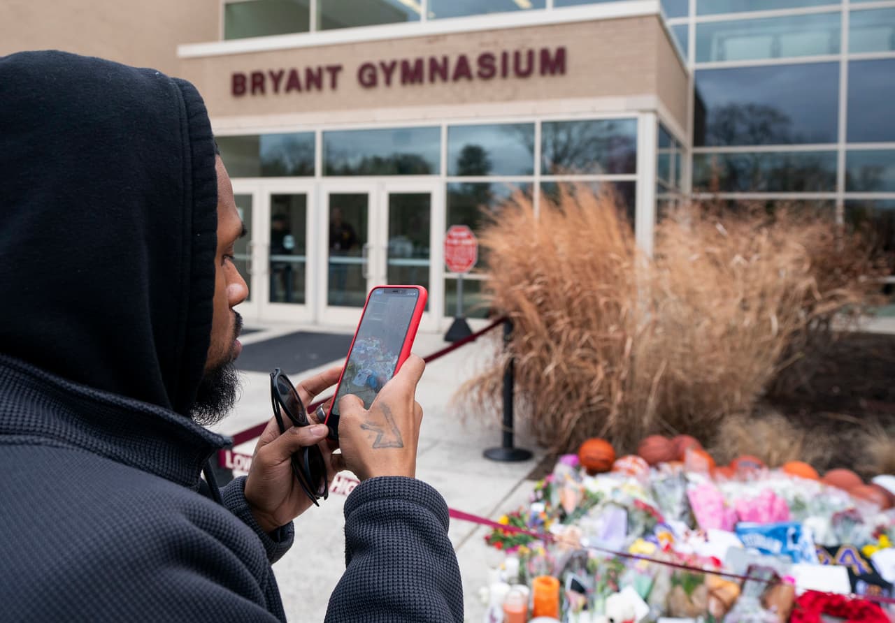 Los alumnos de la secundaria Lower Merion, donde estudió Bryant en Pennsylvania y donde comenzó su carrera como basquetbolista, le rindieron homenaje en gimnasio de la escuela. En 2010, esta cancha fue rebautizada con su nombre y Bryant asistió a un emotivo acto. "Estoy agradecido de estar de vuelta aquí", dijo entonces a los asistentes.