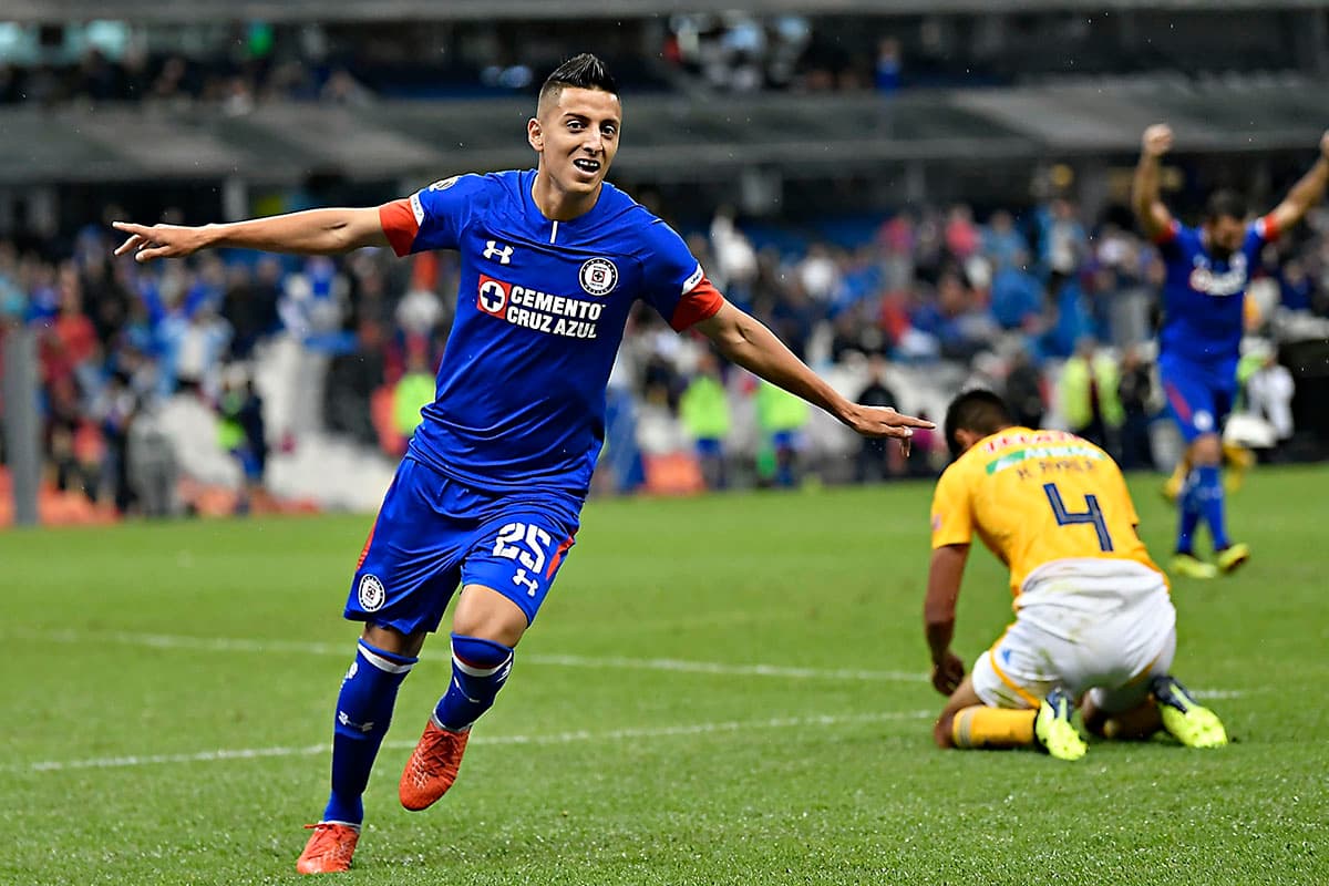 Roberto Alvarado marcó su primer gol como profesional con el jersey de Cruz Azul, tiene 19 años y jugó en fuerzas básicas con Celaya, Pachuca y Necaxa antes de llegar a la Máquina.