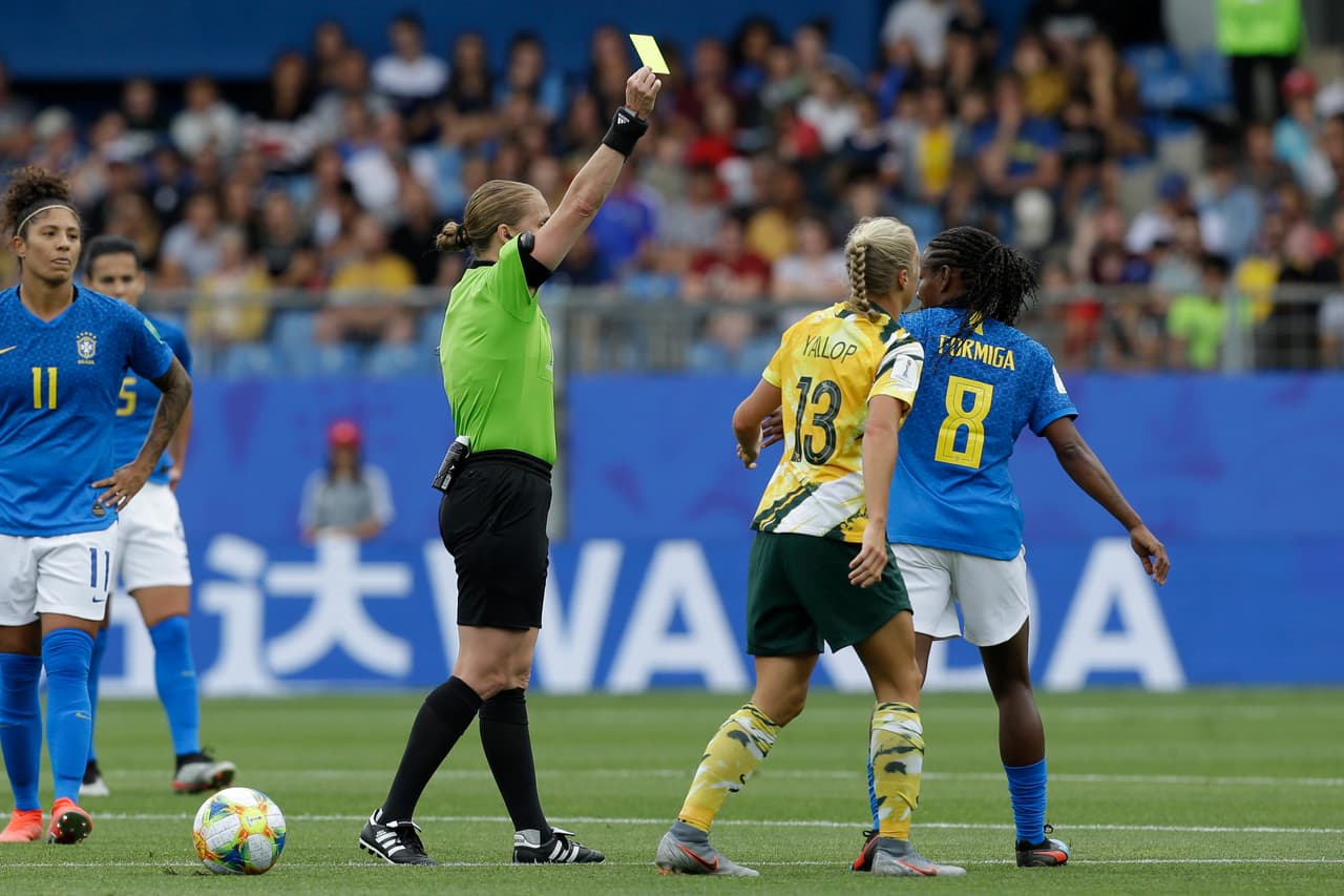 En los primeros minutos la noticia fue la amarilla de la mediocampista Formiga, quien se perderá el último juego ante Italia.