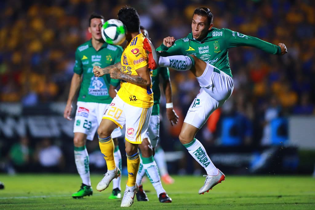 Por momentos en el segundo tiempo el partido se tensó, se trabó en el medio campo aunque Tigres lució más solvente. Aquí en la imagen Javier Aquino y José Rodríguez con una intensa lucha por la posesión.