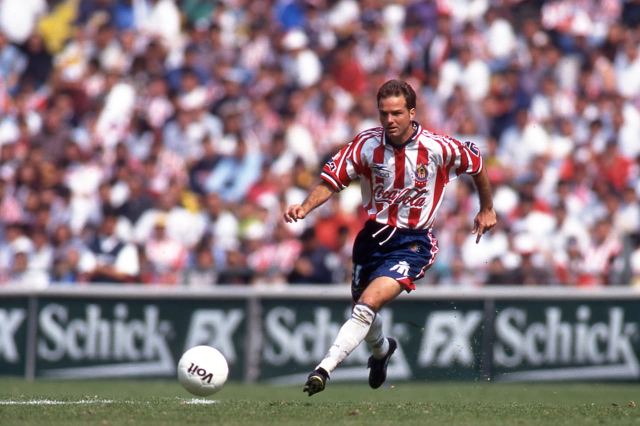 Con Chivas también marcó en un Clásico Nacional, pero no fue oficial, sino un partido amistoso.