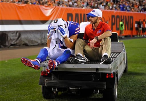 El WR de los Buffalo Bills, Chris Hogan, se lesionó ante los Cleveland Browns.