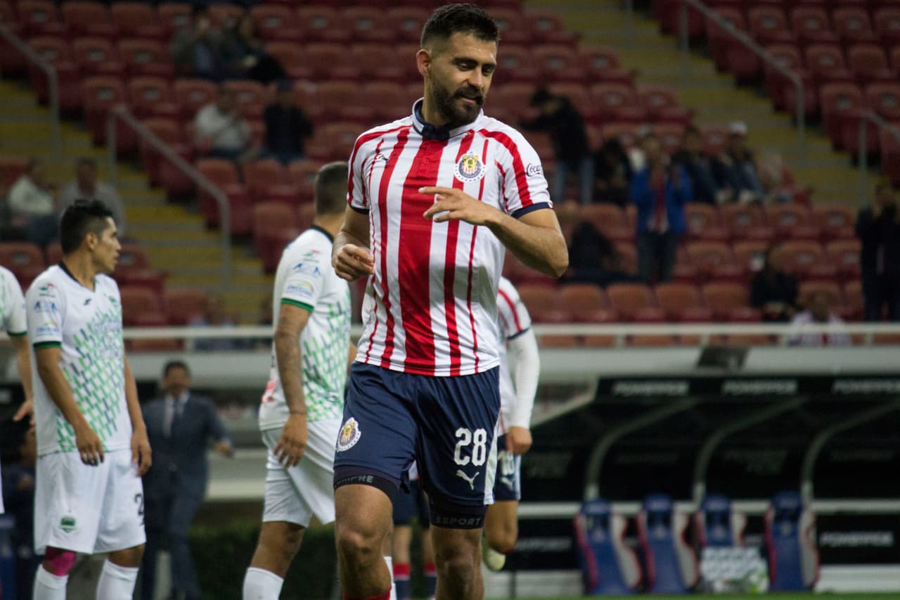 Pero las cosas empeoraron para los visitantes poco después del arranque del segundo medio. Con tiro de larga distancia de Miguel Basulto, aunque con leve desvío, marcaba el 3-0 para Chivas.