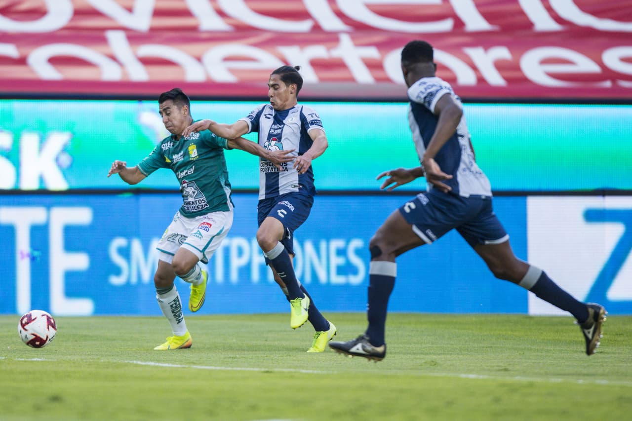 Con la desesperación, los jugadores del Pachuca comienzan a cometer faltas en innecesarias.