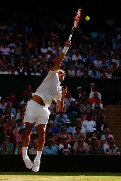 Federer, que busca su octavo título en la hierba del All England Club, lo que constituiría un récord, superó sin mayores problemas al español Roberto Bautista por 6-2, 6-2 y 6-3 en 1 h 26 minutos de juego.