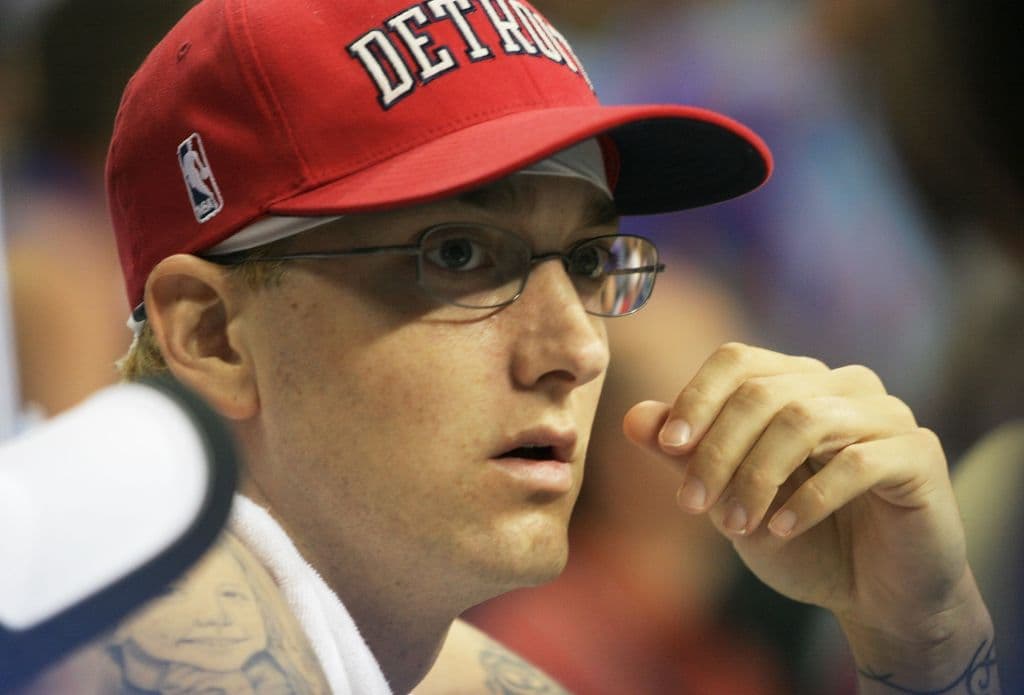 "No estoy tocando, Rihanna, ¿de dónde sacaste el VD?... Déjame agregar mis dos centavos… Por supuesto que estoy del lado de Chris Brown… Yo golpearía a una p*** también".