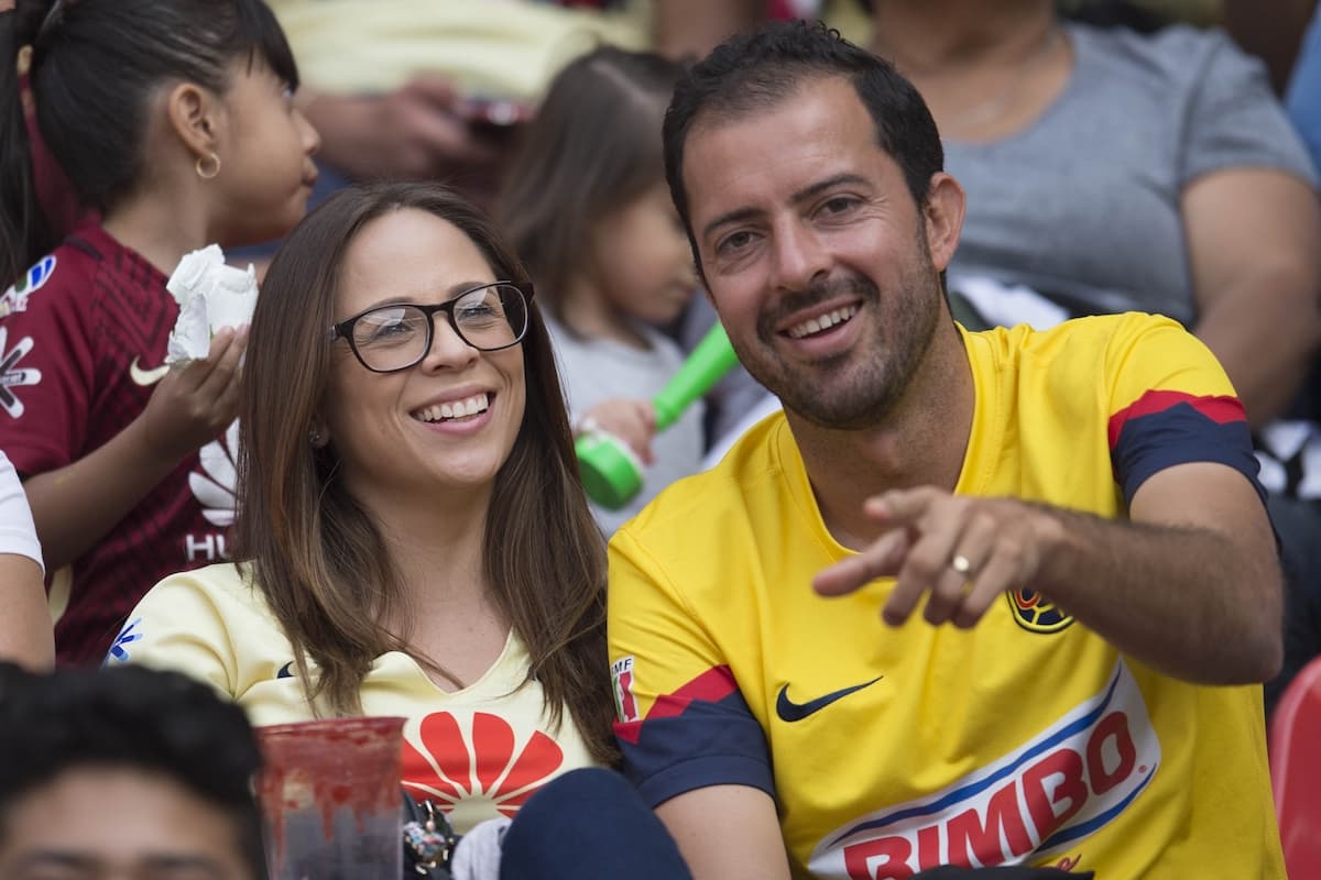 Los aficionados del América llegaron en gran número al Azteca con la ilusión de conseguir la remontada después de caer por 4-1 en la ida ante Santos Laguna. Familiares y amigos se reunieron desde la previa viviendo un ambiente muy colorido.