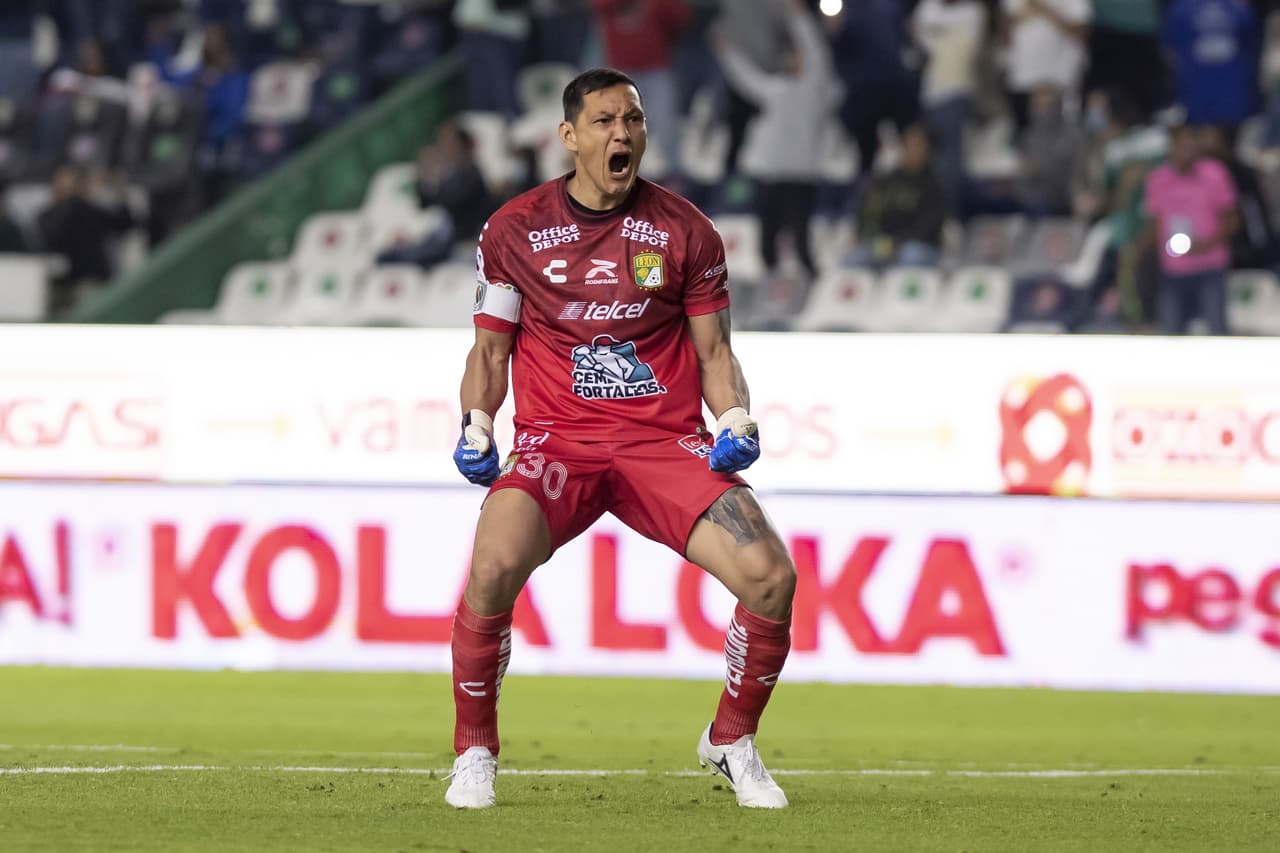 Rodolfo Cota celebró con todo el segundo gol de Mena.