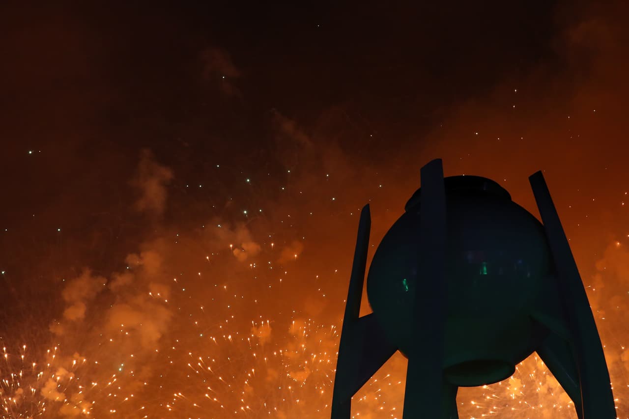 La ceremonia de cierre de Juegos Olímpicos de Invierno en Pyeongchang 2018 tuvo pirotecnia, luces, baile, música y colorido, un espectáculo que reflejó el brillo de la competencia en Corea del Sur.