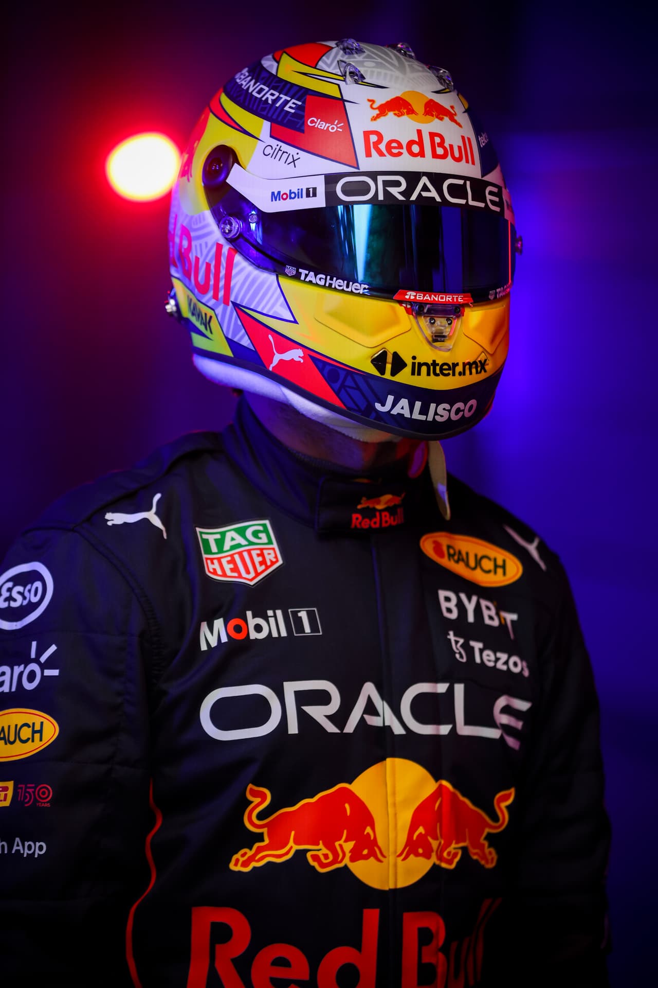 El piloto mexicano Sergio 'Checo' Pérez modelo su nuevo casco, noticia que tardó segundos en darle la vuelta al mundo entero.