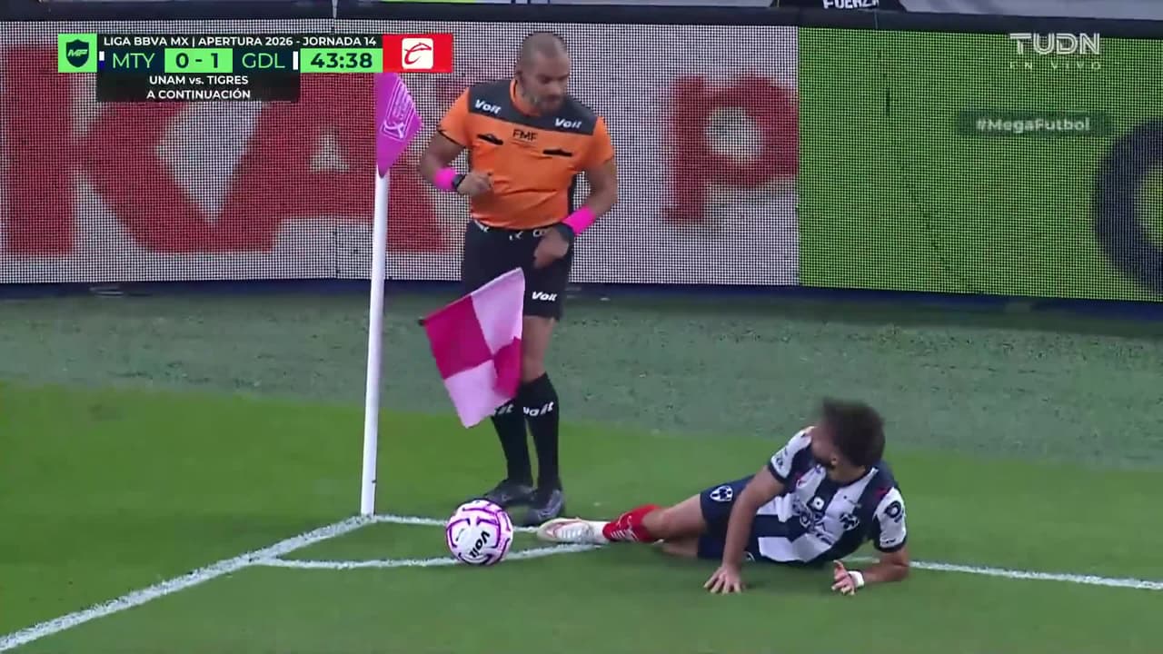 ¡Quítese árbitro! El abanderado le comete una insólita falta a Rossi en el Monterrey vs. Chivas