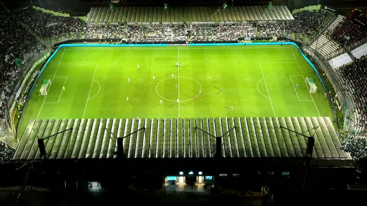 Arranca el partido y la pelota está en juego.