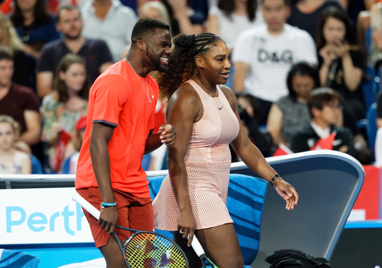 Francis Tiafoe y Serena Williams durante el encuentro que no les fue favorable.