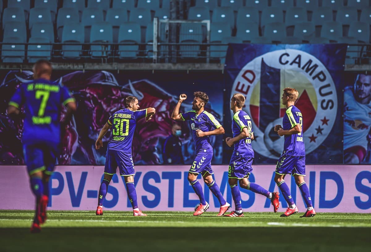 Manuel Gulde celebra luego de abrir el marcador en su visita al Leipzig.