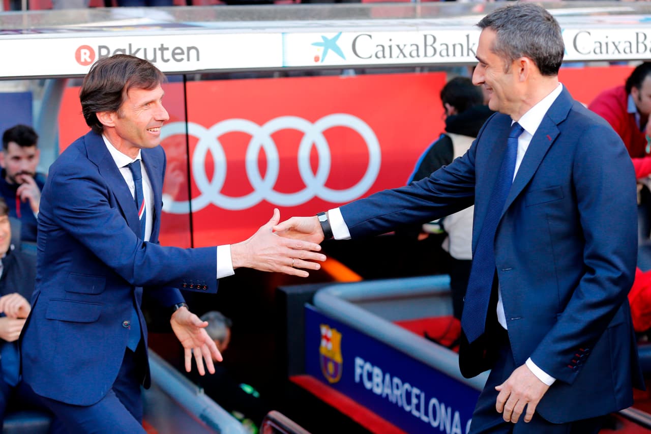José Angel Ziganda y Ernesto Valverde, entrenadores de la jornada, con el saludo protocolario.