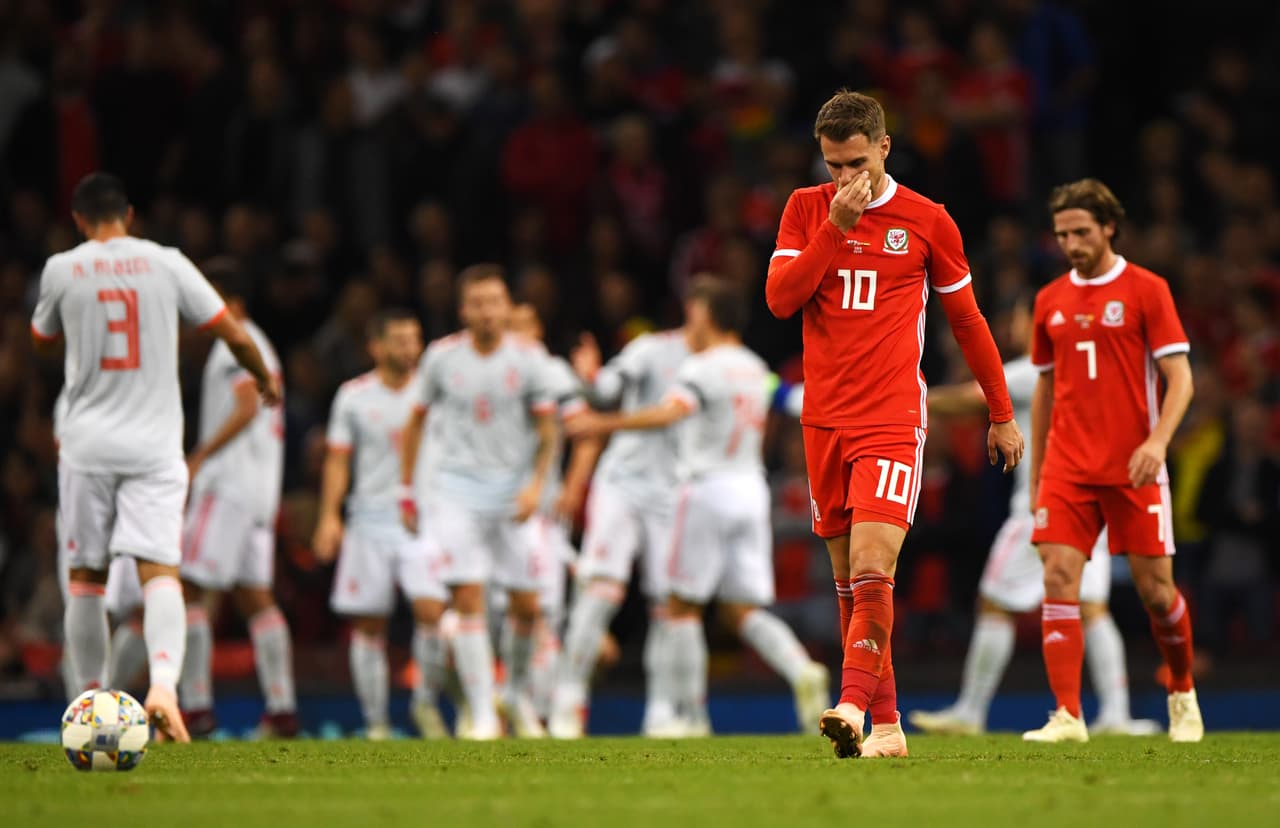 Así se fue el partido al descanso. Aaron Ramsey, el jugador más importante de Gales ante la ausencia de Bale, se iba con la cabeza abajo.