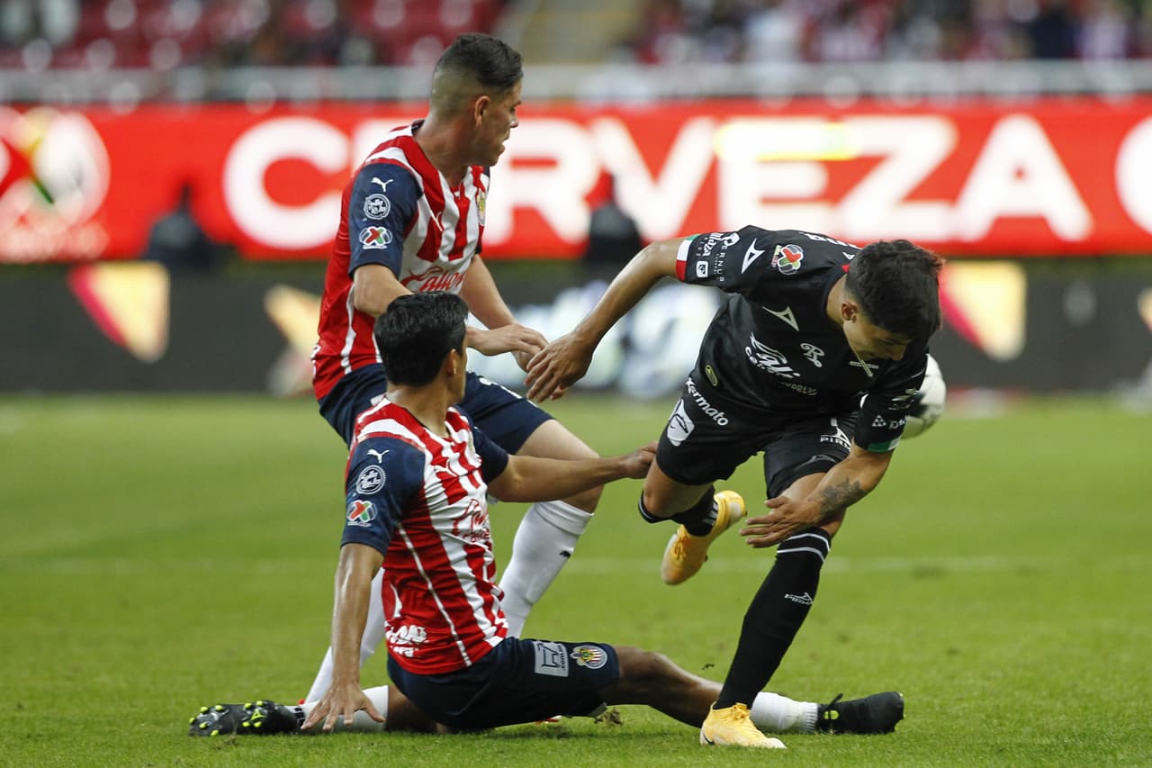 Chivas derrotan con autoridad al Mazatlán en un encuentro en el que hicieron tres goles en cinco minutos.