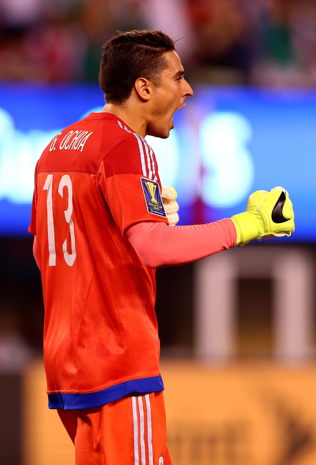 Otro mexicano que todo parece indicar cambiará de equipo es Guillermo Ochoa. El portero del Tri no está contento con la situación que vive en el Málaga y por ello pediría se facilite su salida a un equipo donde sea titular. El Espanyol de Barcelona perdió a Kiko Casilla y tendría mucho interés en ofrecerle la cabaña a Paco Memo.