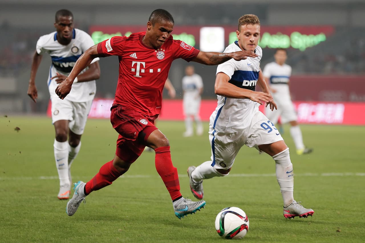 Douglas Costa, delantero brasileño que brillara en la Champions League con el Shakhtar Donetsk de Ucrania, fue contratado por el Bayern Múnich que firmó al atacante de 24 años por cinco temporadas.