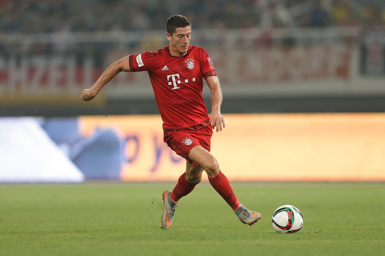 El delantero del Bayern Munich Robert Lewandowski es otra de las alternativas que busca el Manchester United para seguir armando un auténtito trabuco en su deseo por recuperar la Premier. El histórico club rojo prepara una oferta de 74 millones de euros por el atacante polaco que solo dejaría la Bundesliga por un reto importante como jugar en un torneo de mayor prestigio.