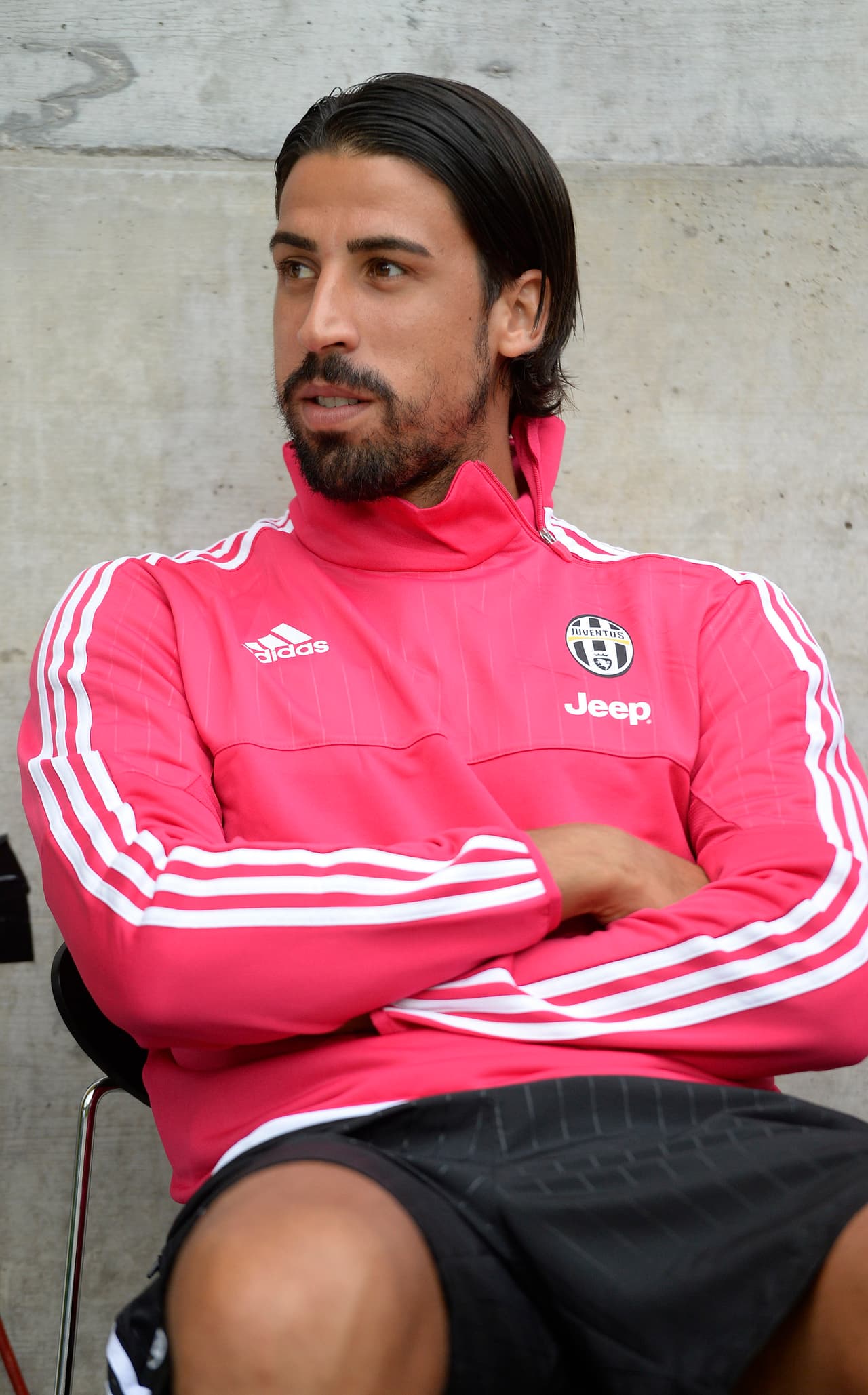 Sami Khedira cambió de aires esta nueva temporada fichando por el campeón de Italia, Juventus, donde aterrizó con el pie izquierdo pues ya se lesionó. El mediocampista alemán no era tomado en cuenta por Ancelotti en el Real Madrid por ello aceptó la oferta de Allegri con la Juve donde estará ausente dos meses por un problema muscular.