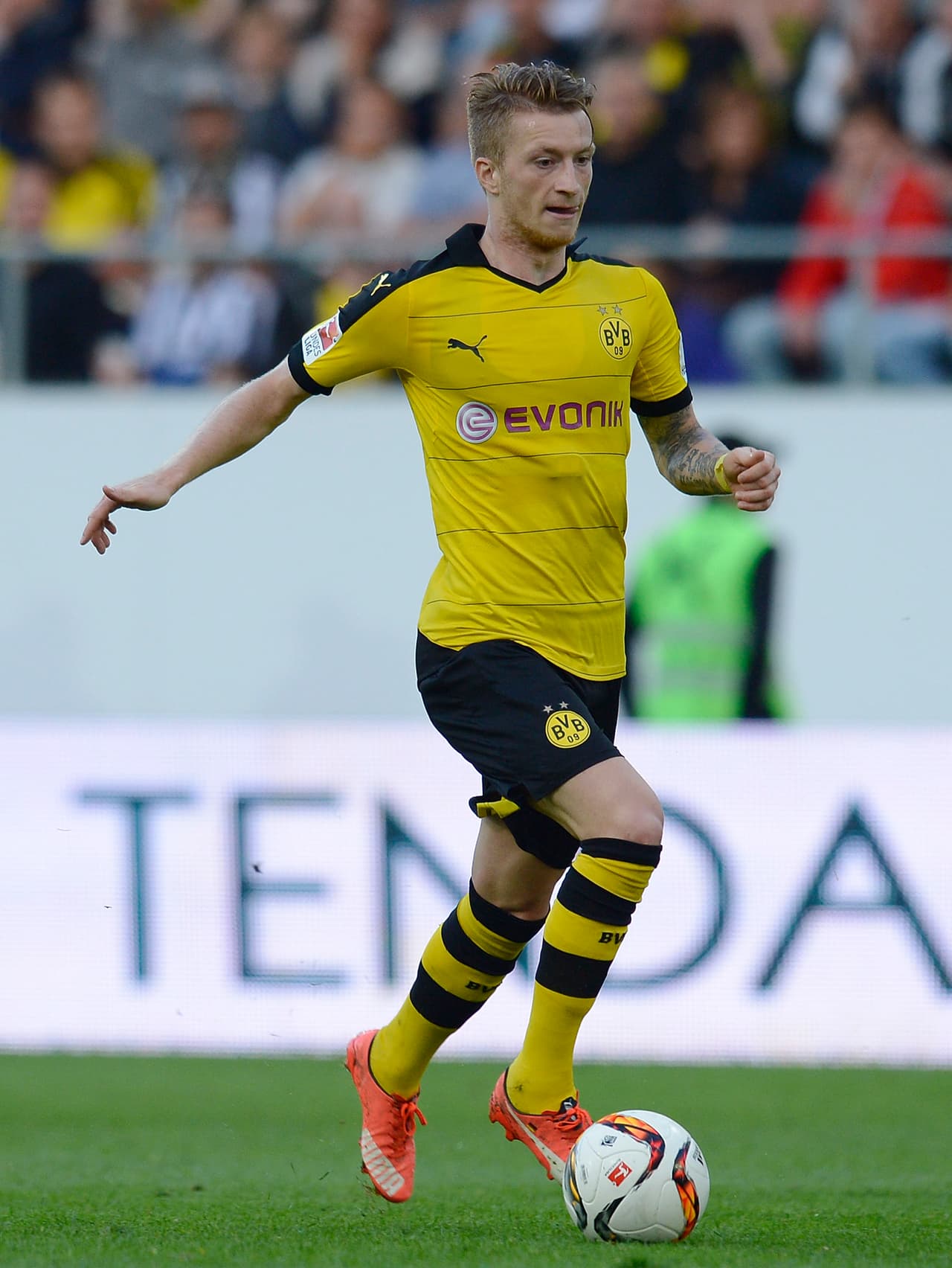 Marco Reus vuelve a ser relacionado con el Real Madrid que supuestamente tendría un verano discreto en cuanto a contrataciones pero no deja de verse seducido por la calidad del volante alemán. Reus es un jugador mediático de esos que le encantan a Florentino Pérez y la falta de títulos por disputar con el Borussia Dortmund serían un factor determinante para ver si termina vestido de merengue este mismo verano.