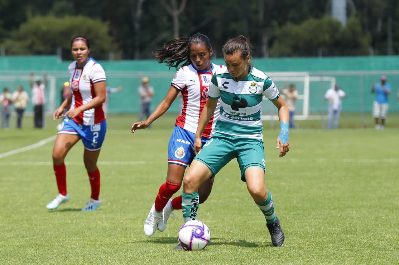 Con hat-trick de Estela Gómez, las de Torreón vencieron a las Chivas en Guadalajara 2-3; Dania Pérez y María Guadalupe Velázquez descontaron por las locales.