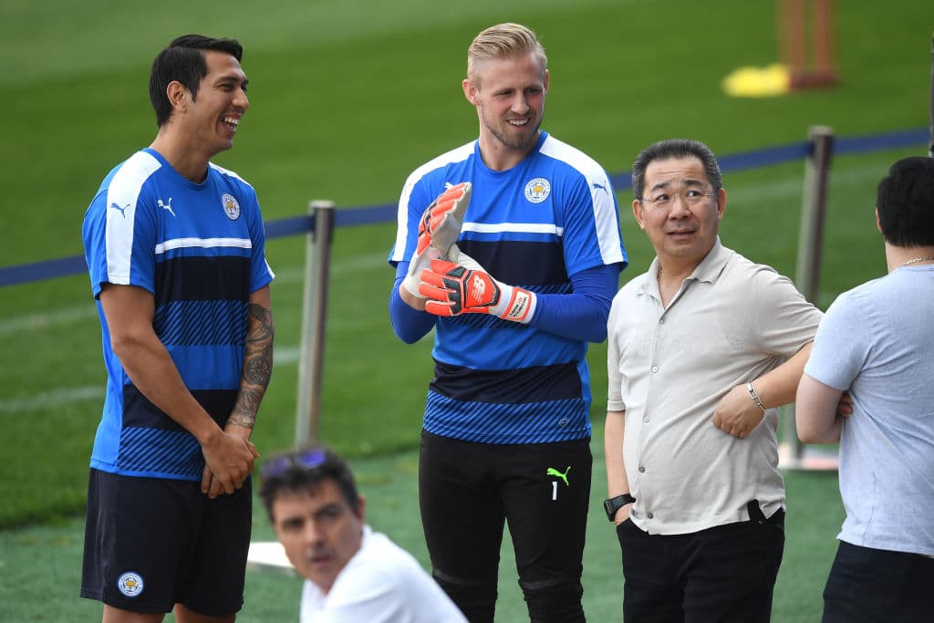 Vichai Srivaddhanaprabha (derecha) es el propietario del Leicester City desde el año 2010 y es considerado por la revista Forbes como el séptimo hombre más rico de Tailandia.