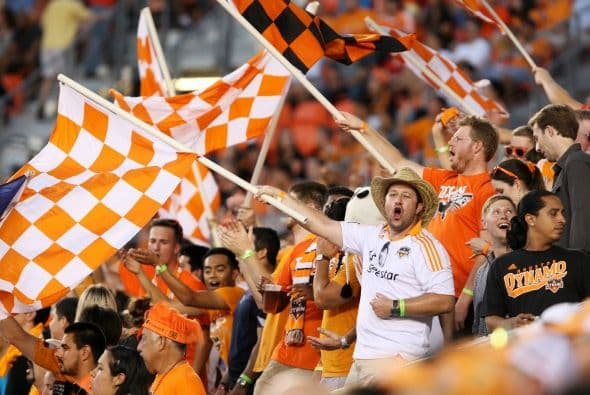 Dicen que todo en Texas es más grande de lo normal, y la forma en que alientan los aficionados de Houston Dynamo no es la excepción. Texian Army y La Batería , son los más comunes.