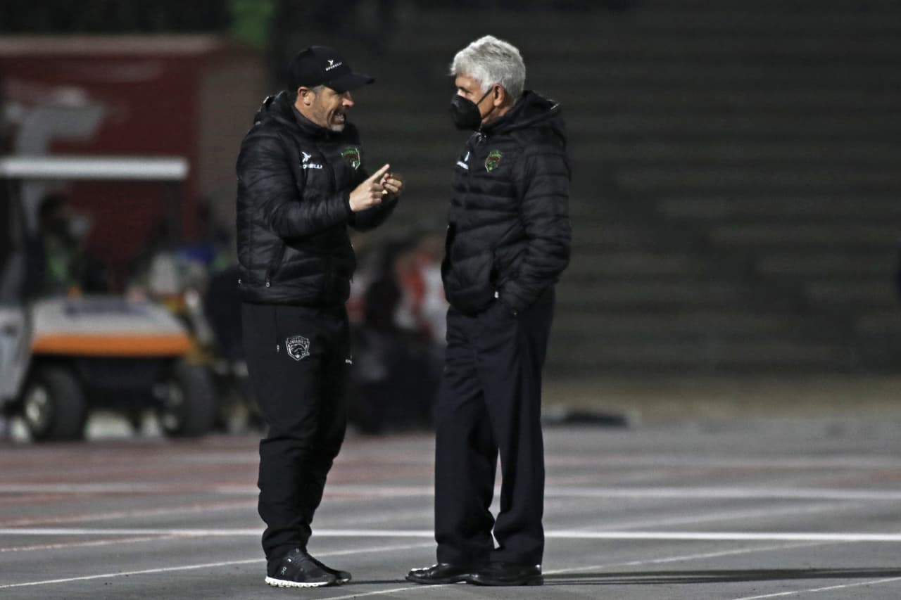 Tuca buscaba soluciones con sus auxiliares.