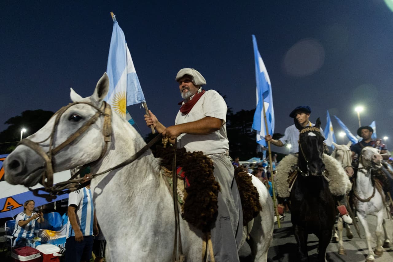 Festejos de la selección argentina en Buenos Aires tras ganar el Mundial Qatar 2022.
