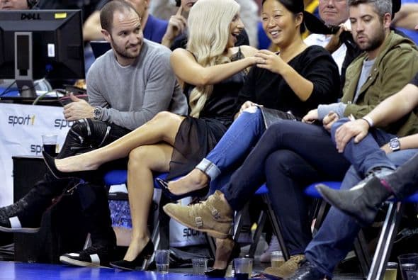 Bien acompañada por amigos, Lady Gaga fue la sensación del evento.