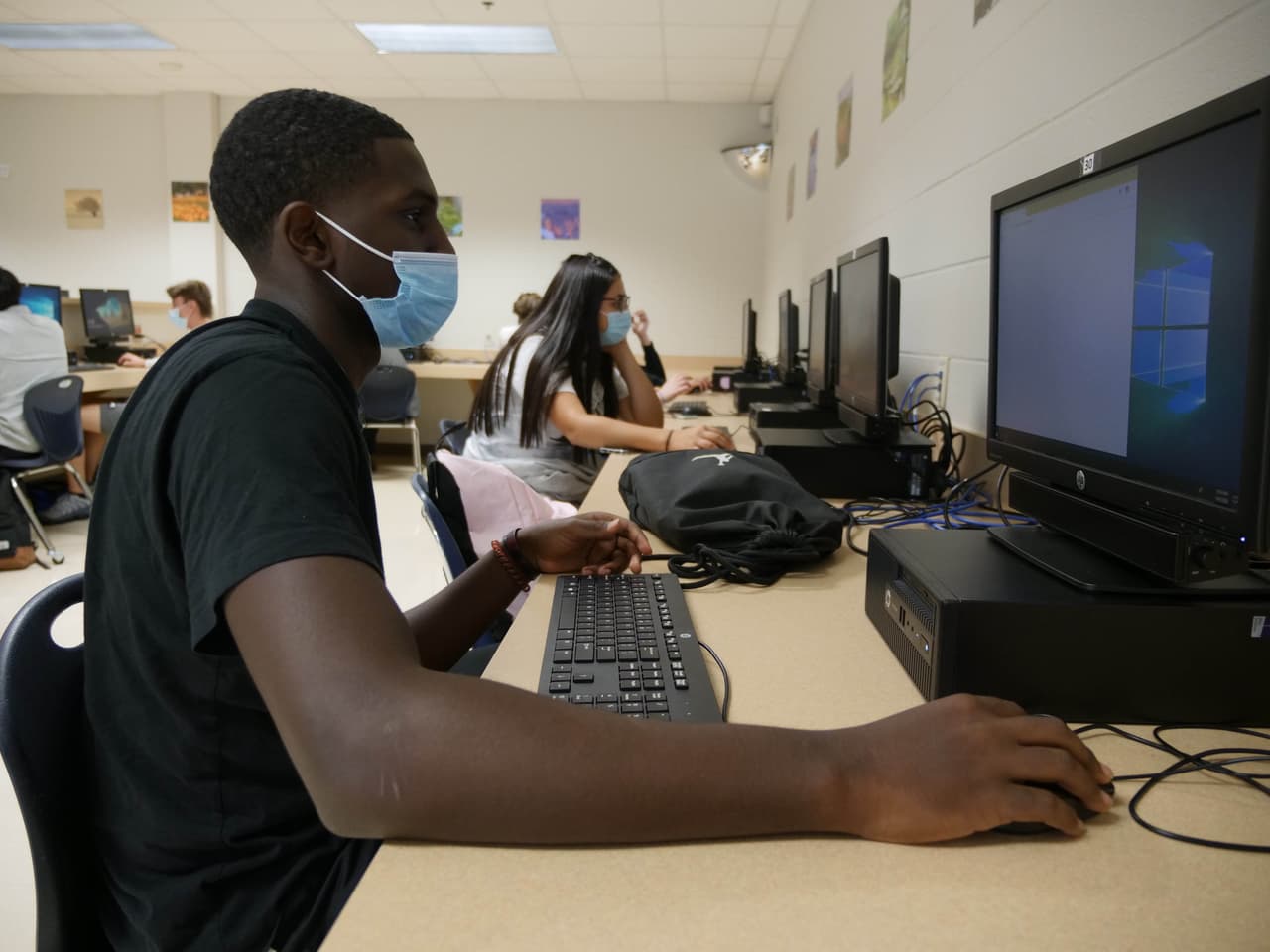Escuelas primarias en California comenzarán a reanudar sus clases en persona en 2021, según Newsom